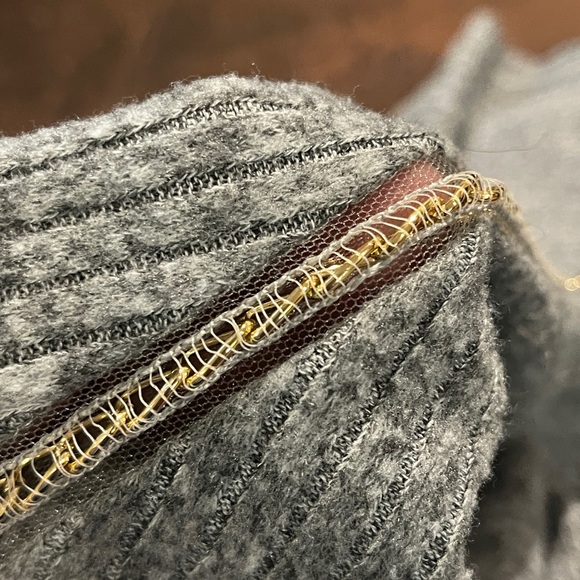 🩶A Love Story🩶 Women’s 3/4 Sleeve Sweater Size XL with Gold chain Detailing - Picture 6 of 7